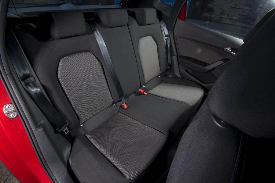 Интерьер Seat Arona Xcellence 2017 года  (UK) (фото 21 из 40)
